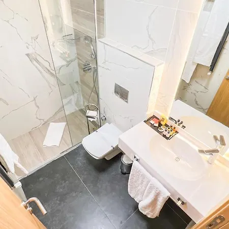 Nira Boutique 4*