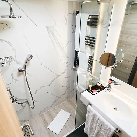 Nira Boutique 4*